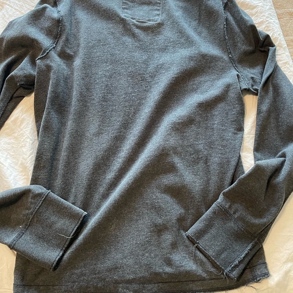 Abercrombie & Fitch young men’s size medium long sleeve shirt. - Picture 3 of 3